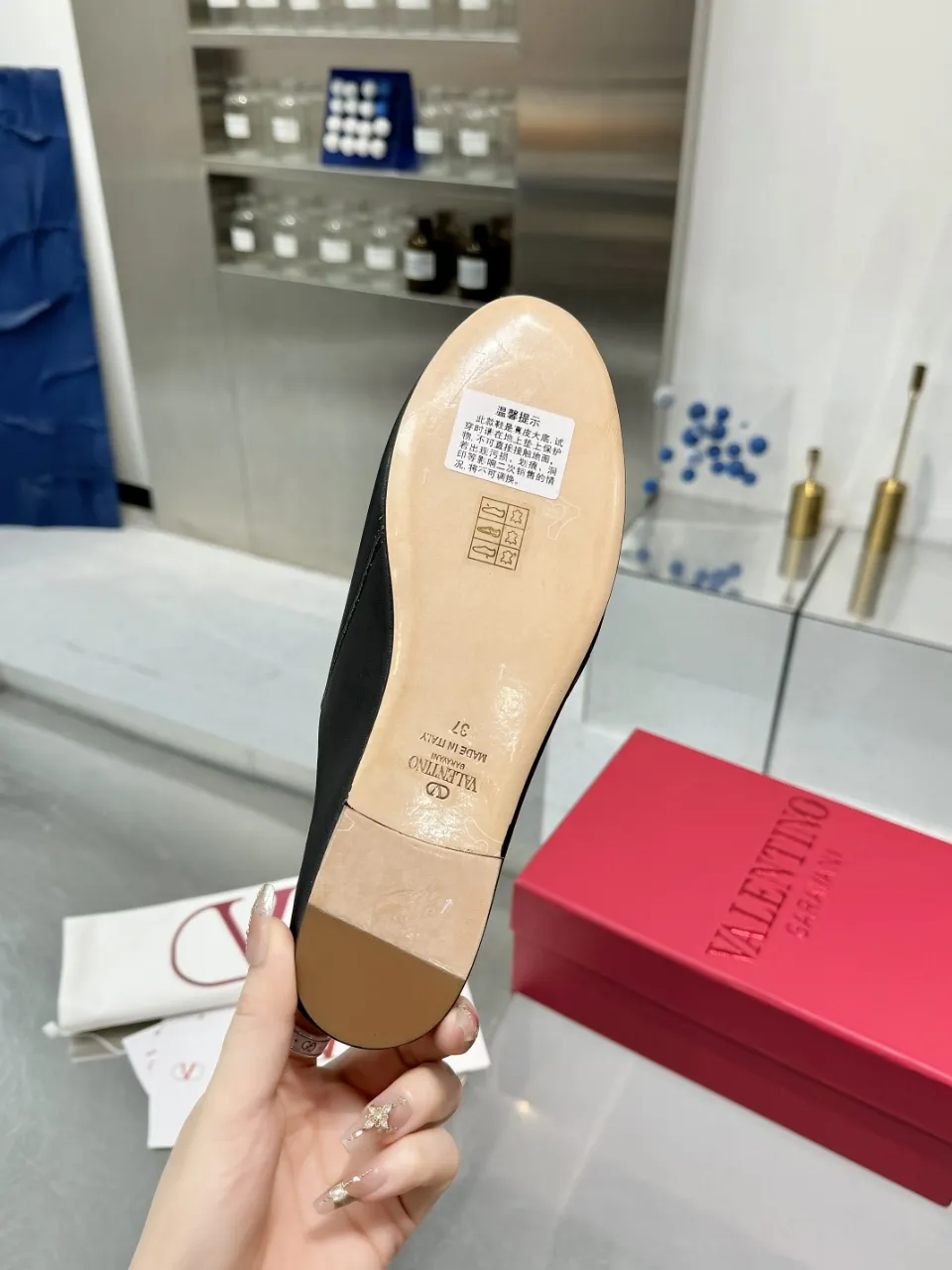 👟👟Ex-factory price 520👟👟 Valentino’s hottest new product in 2025, the new slippers are also easy to wear...😈😈😈 The latest logo buckle Perfectly combined with sexiness❤️‍🔥❤️‍🔥❤️‍🔥❤️‍🔥It is simply the pinnacle of summer fashion💖💖💖💖Original replica Outsole: Italian genuine leather outsole Heel height: Flat heel Size: 35-39 (40 41 42 customization is non-returnable and non-exchangeable)